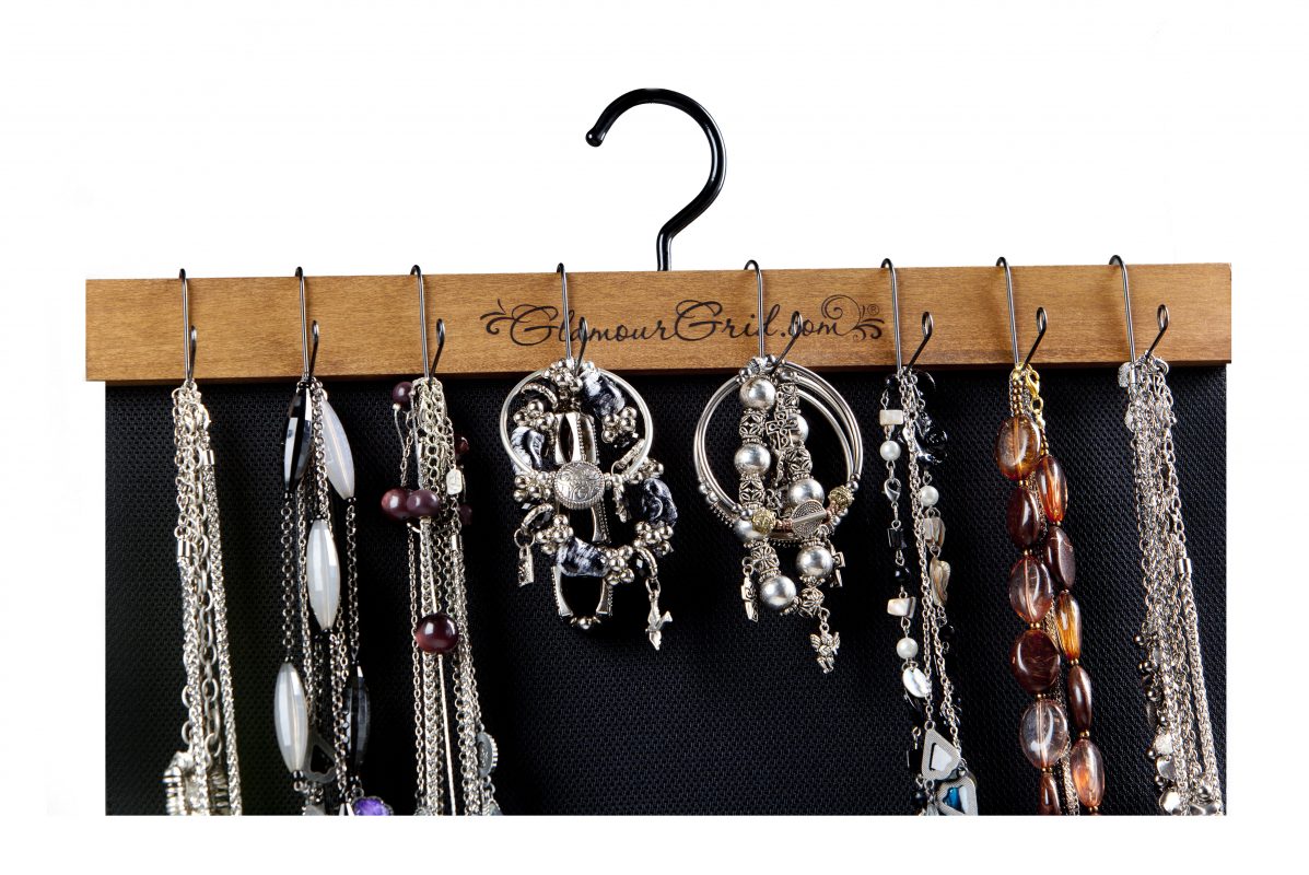 necklaces-bracelet-hanging-on-organizer